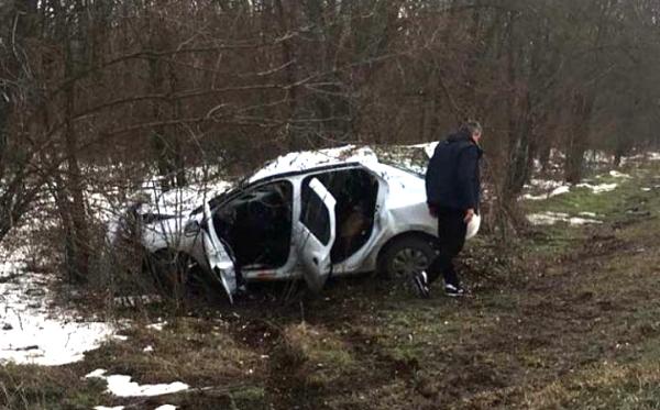 На трассе «Георгиевск – Новопавловск» иномарка врезалась в дерево, погибла женщина